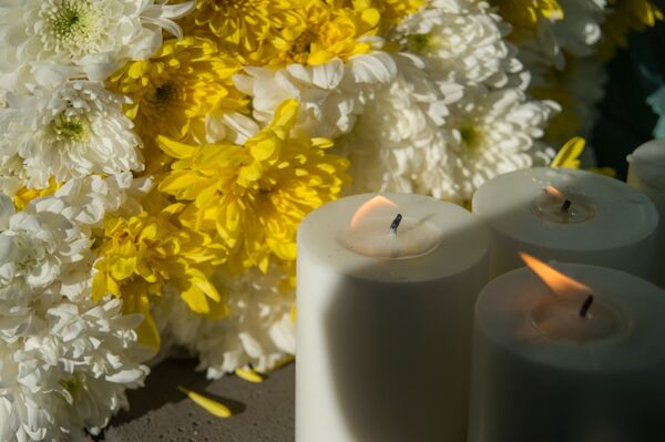 Цветы у посольства Франции в Ереване Цветы у посольства Франции в Ереване - Sputnik Армения