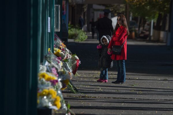 Цветы у посольства Франции в Ереване Цветы у посольства Франции в Ереване - Sputnik Армения