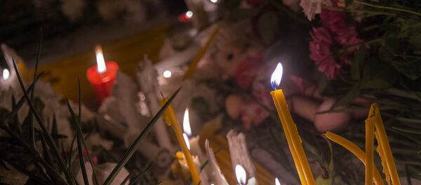 Ереванцы зажгли свечи и сыграли Марсельезу на площади Франции - Sputnik Армения