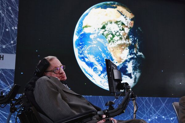 Физик-теоретик и космолог Стивен Хокинг сидит на сцене во время анонса Прорывной инициативы Starshot с инвестором Юрием Милнером (12 апреля 2016) Нью-Йорк, США - Sputnik Армения