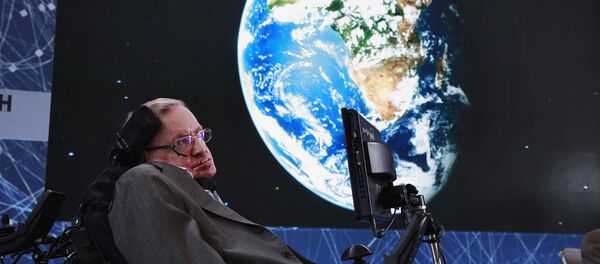 Физик-теоретик и космолог Стивен Хокинг сидит на сцене во время анонса Прорывной инициативы Starshot с инвестором Юрием Мильнером (12 апреля 2016) Нью-Йорк, США Физик-теоретик и космолог Стивен Хокинг сидит на сцене во время анонса Прорывной инициативы Starshot с инвестором Юрием Мильнером (12 апреля 2016) Нью-Йорк, США - Sputnik Армения