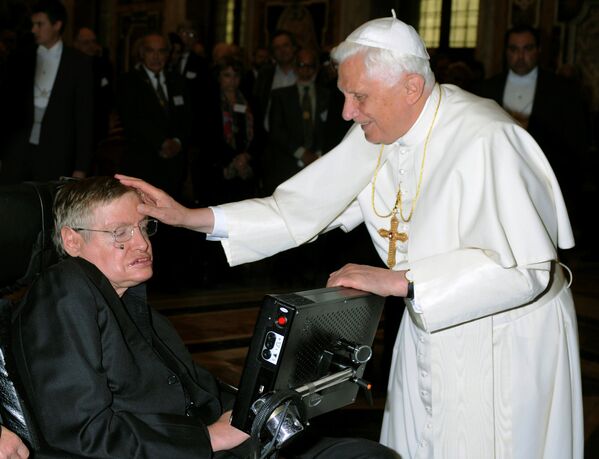 Римский Папа Бенедикт XVI приветствует британского профессора Стивена Хокинга (31 октября 2008). Ватикан - Sputnik Армения