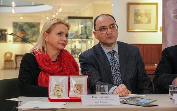 Художник-реставратор Инна Соловова на пресс-конференции перед закрытым показом полотна Врубеля Ангел с душой Тамары и Демон (14 марта 2018). Ереван Художник-реставратор Инна Соловова на пресс-конференции перед закрытым показом полотна Врубеля Ангел с душой Тамары и Демон (14 марта 2018). Ереван - Sputnik Армения