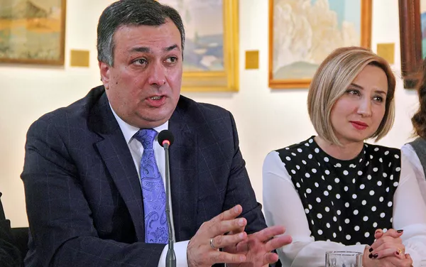 Министр культуры Армен Амирян, директир Музея русского искусства Марине Мкртчян на пресс-конференции перед закрытым показом полотна Врубеля Ангел с душой Тамары и Демон (14 марта 2018). Ереван Министр культуры Армен Амирян, директир Музея русского искусства Марине Мкртчян на пресс-конференции перед закрытым показом полотна Врубеля Ангел с душой Тамары и Демон (14 марта 2018). Ереван - Sputnik Армения