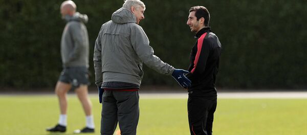 Главный тренер и полузащитник ФК Арсенал Арсен Венгер и Генрих Мхитарян Главный тренер и полузащитник ФК Арсенал Арсен Венгер и Генрих Мхитарян - Sputnik Армения