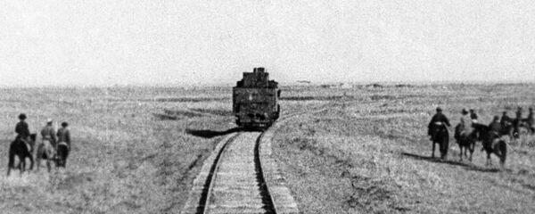 Поезд идет по одному из участков Турксиба. - Sputnik Армения