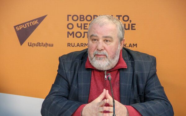 Главный дирижер Государственного камерного хора Армении Роберт Млкеян - Sputnik Армения
