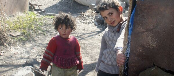 Дети, живущие в домике в Ахуряне Дети, живущие в домике в Ахуряне - Sputnik Արմենիա