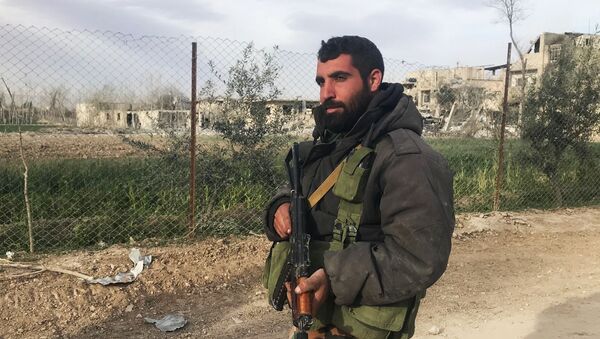 Военнослужащий сирийской армии перед началом операции на окраине поселения Хамурия в Восточной Гуте - Sputnik Армения