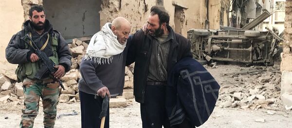 Жители Восточной Гуты выходят с территории захваченной террористами к правительственным войскам через гуманитарный коридор в поселении Хамурия Жители Восточной Гуты выходят с территории захваченной террористами к правительственным войскам через гуманитарный коридор в поселении Хамурия - Sputnik Արմենիա