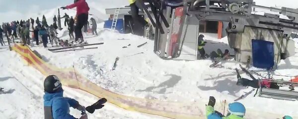 Канатка в Гудаури калечит туристов: новое видео очевидца Канатка в Гудаури калечит туристов: новое видео очевидца - Sputnik Армения