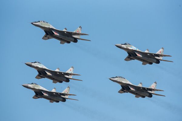 Հիացմունք «Էրեբունի» ավիաբազայի երկնքում. ռուսական «Ստրիժիները» շնորհավորեցին երևանցիներին Հիացմունք «Էրեբունի» ավիաբազայի երկնքում. ռուսական «Ստրիժիները» շնորհավորեցին երևանցիներին - Sputnik Արմենիա