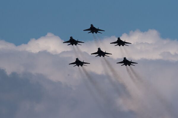 Восторг в небе над авиабазой Эребуни: российские Стрижи поздравили ереванцев Восторг в небе над авиабазой Эребуни: российские Стрижи поздравили ереванцев - Sputnik Армения