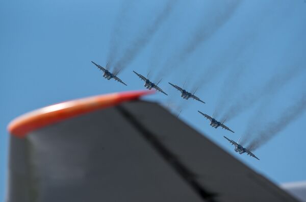 Հիացմունք «Էրեբունի» ավիաբազայի երկնքում. ռուսական «Ստրիժիները» շնորհավորեցին երևանցիներին Հիացմունք «Էրեբունի» ավիաբազայի երկնքում. ռուսական «Ստրիժիները» շնորհավորեցին երևանցիներին - Sputnik Արմենիա