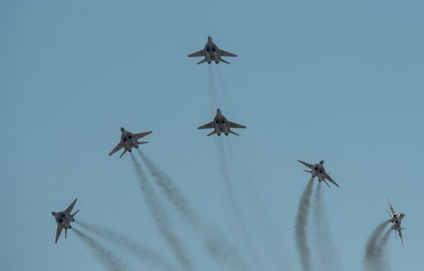 Հիացմունք «Էրեբունի» ավիաբազայի երկնքում. ռուսական «Ստրիժիները» շնորհավորեցին երևանցիներին Հիացմունք «Էրեբունի» ավիաբազայի երկնքում. ռուսական «Ստրիժիները» շնորհավորեցին երևանցիներին - Sputnik Արմենիա