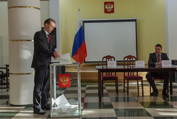 Ընտրական տեղամաս No 8031. Գյումրի, ՌԴ հյուպատոս Ալեքսանդր Կոպնինը կատարում է իր քաղաքացիական պարտքը - Sputnik Արմենիա