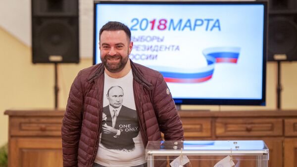 Избиратель на участке No8026, Ереван - Sputnik Արմենիա