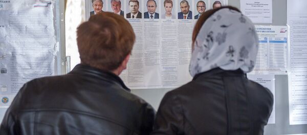 Избиратели последний раз изучают кандидатов в президенты России 2018 на избирательном участке No8031, Гюмри - Sputnik Արմենիա