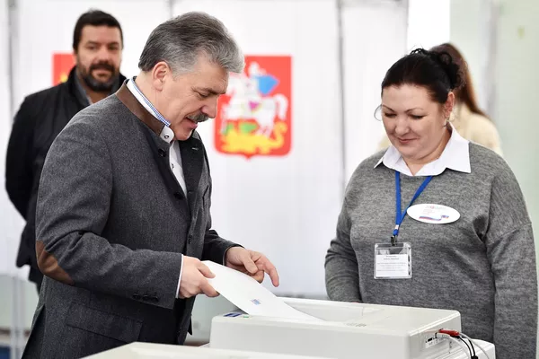 Кандидат в президенты РФ от КПРФ Павел Грудинин голосует на выборах президента РФ на избирательном участке №13-06 в Москве. Кандидат в президенты РФ от КПРФ Павел Грудинин голосует на выборах президента РФ на избирательном участке №13-06 в Москве. - Sputnik Армения