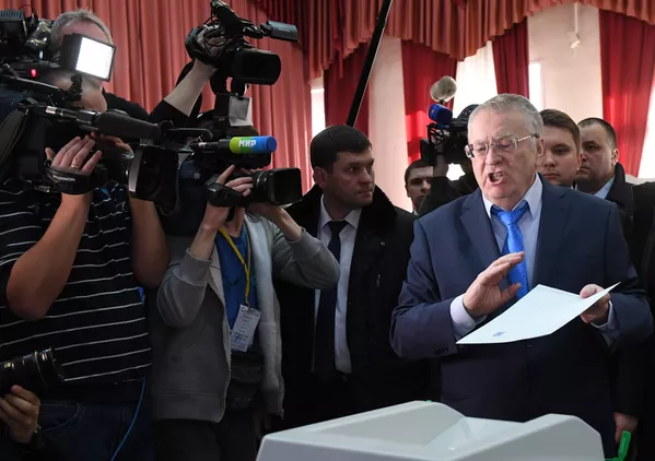 Кандидат в президенты РФ от ЛДПР Владимир Жириновский опускает бюллетено во время голосования на выборах президента РФ. Кандидат в президенты РФ от ЛДПР Владимир Жириновский опускает бюллетено во время голосования на выборах президента РФ. - Sputnik Армения