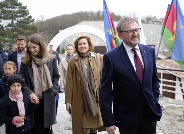 Кандидат в президенты РФ от Партии Роста, уполномоченный при президенте РФ по защите прав предпринимателей Борис Титов со своей семьей на выборах президента РФ на избирательном участке №29-02 в поселке Абрау-Дюрсо. Кандидат в президенты РФ от Партии Роста, уполномоченный при президенте РФ по защите прав предпринимателей Борис Титов со своей семьей на выборах президента РФ на избирательном участке №29-02 в поселке Абрау-Дюрсо. - Sputnik Армения