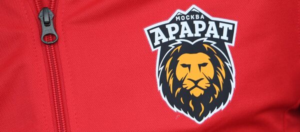 Эмблема футбольного клуба Арарат на футболке. Эмблема футбольного клуба Арарат на футболке. - Sputnik Արմենիա