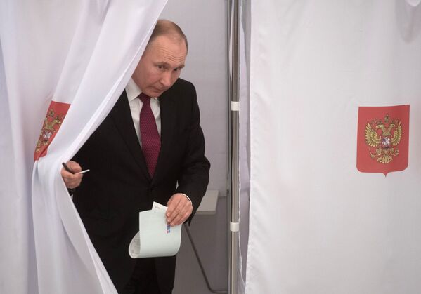 Президент РФ В. Путин принял участие в голосовании на выборах президента РФ - Sputnik Армения