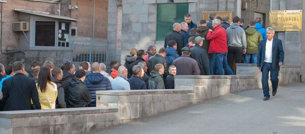 Избиратели перед посольством России в Армении Избиратели перед посольством России в Армении - Sputnik Արմենիա