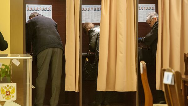 Избиратели в кабинах для голосования на участке No8026, Ереван - Sputnik Армения