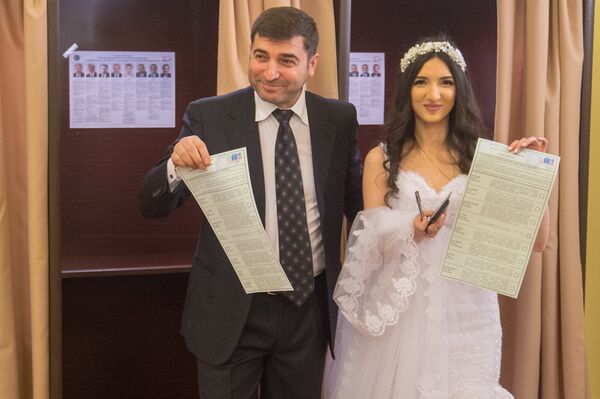 Невеста Арусяк Олкинян с отцом на участке в посольстве России в Армении - Sputnik Армения