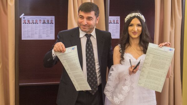 Невеста Арусяк Олкинян с отцом на участке в посольстве России в Армении - Sputnik Արմենիա