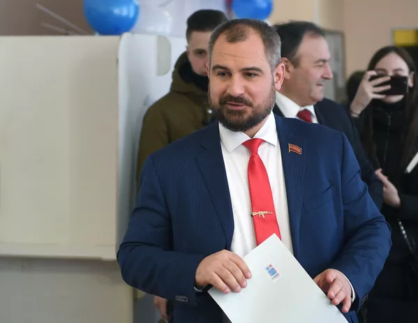 Кандидат в президенты РФ от партии Коммунисты России Максим Сурайкин голосует на выборах президента РФ на избирательном участке № 137 в Москве. Кандидат в президенты РФ от партии Коммунисты России Максим Сурайкин голосует на выборах президента РФ на избирательном участке № 137 в Москве. - Sputnik Армения