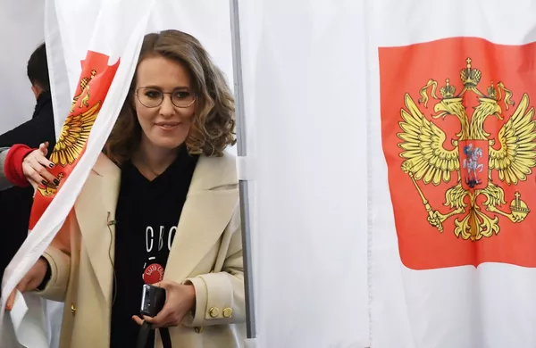 Кандидат в президенты РФ от партии Гражданская инициатива Ксения Собчак голосует на выборах президента РФ на избирательном участке № 158 в Москве. Кандидат в президенты РФ от партии Гражданская инициатива Ксения Собчак голосует на выборах президента РФ на избирательном участке № 158 в Москве. - Sputnik Армения