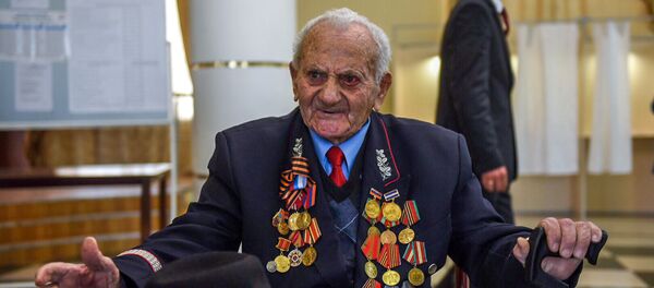 Герой труда, ветеран ВОВ, почетный гражданин Гюмри Артуш Тоноян - Sputnik Армения