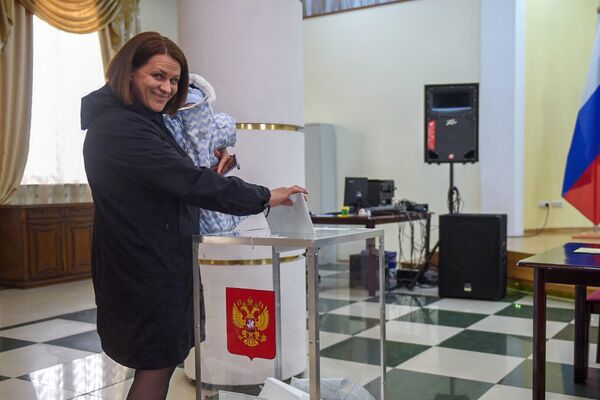 Избиратель с младенцем на участке No8031, Гюмри - Sputnik Армения