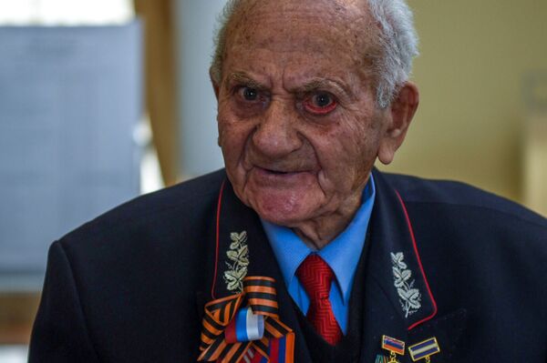 Я свой, пустите: дедушка в Армении хотел проголосовать без российского паспорта - Sputnik Армения