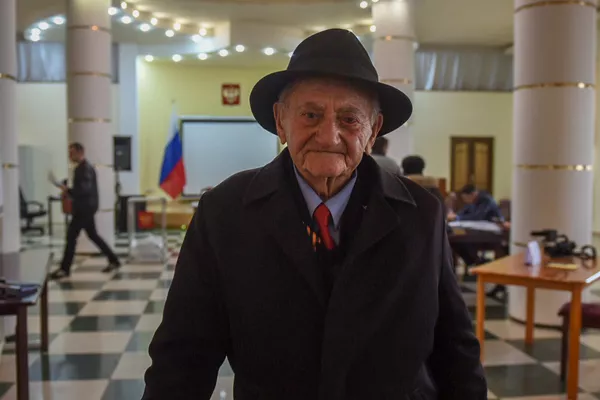 Я свой, пустите: дедушка в Армении хотел проголосовать без российского паспорта Я свой, пустите: дедушка в Армении хотел проголосовать без российского паспорта - Sputnik Армения