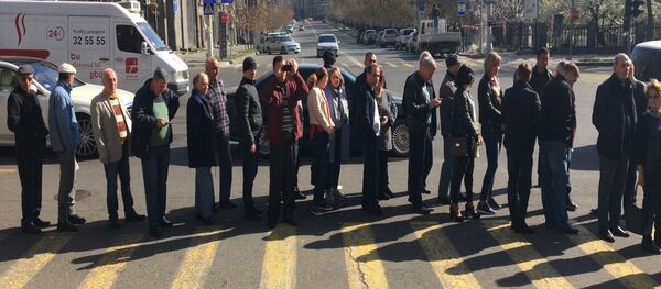 Перед избирательным участком в посольстве России в Ереване выстроилась огромная очередь - Sputnik Армения