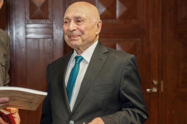 Почетный доктор Национальной Академии Наук Армении Рубен Галичян - Sputnik Армения