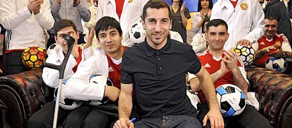 Генрих Мхитарян подарил машину реабилитационному центру Вооруженных сил - Sputnik Армения