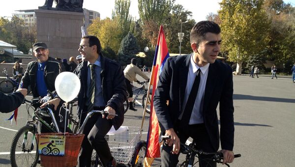 Велосипедное шествие в галстуках на улицах Еревана - Sputnik Армения