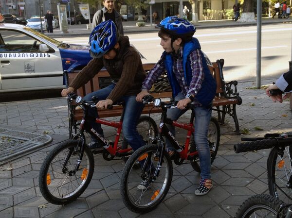 Велосипедное шествие в галстуках на улицах Еревана Велосипедное шествие в галстуках на улицах Еревана - Sputnik Армения