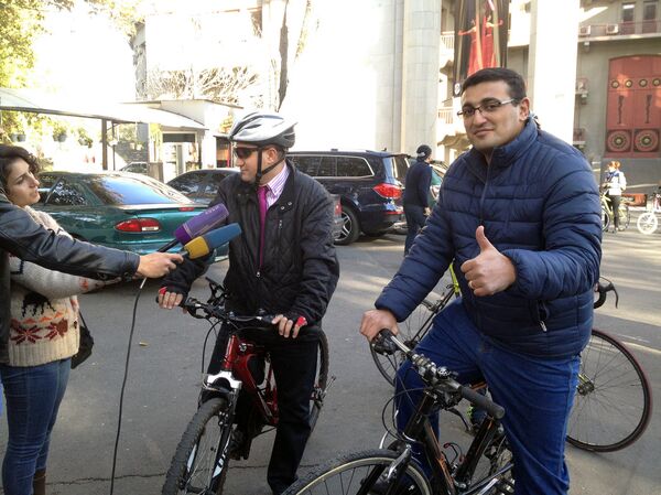 Велосипедное шествие в галстуках на улицах Еревана Велосипедное шествие в галстуках на улицах Еревана - Sputnik Армения