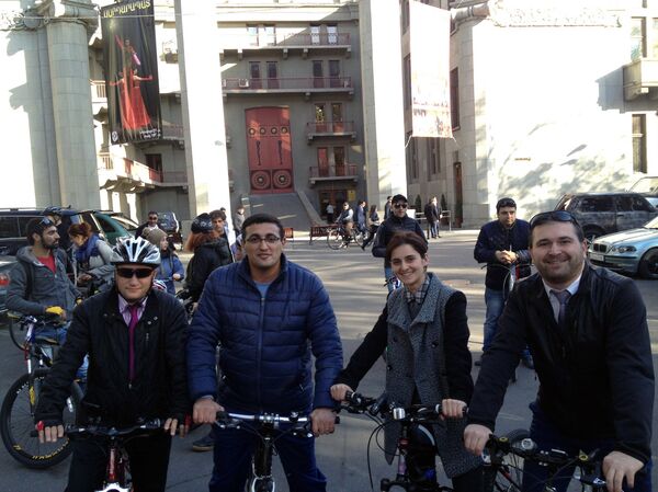 Велосипедное шествие в галстуках на улицах Еревана Велосипедное шествие в галстуках на улицах Еревана - Sputnik Армения