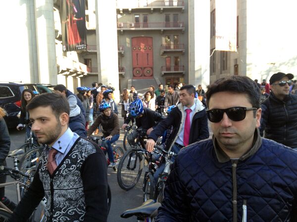 Велосипедное шествие в галстуках на улицах Еревана Велосипедное шествие в галстуках на улицах Еревана - Sputnik Армения