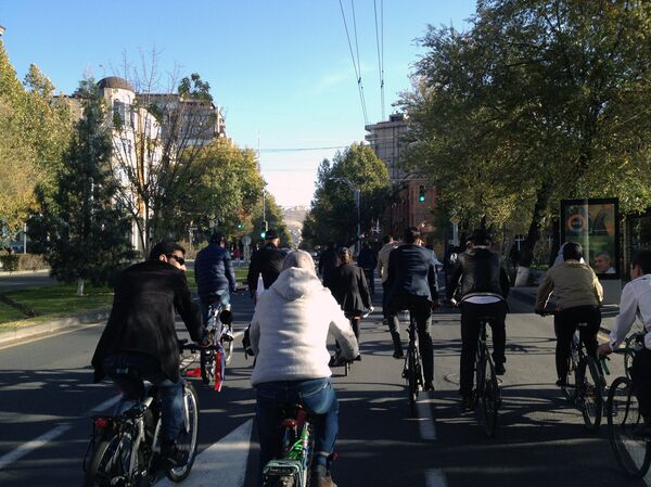 Велосипедное шествие в галстуках на улицах Еревана  - Sputnik Արմենիա