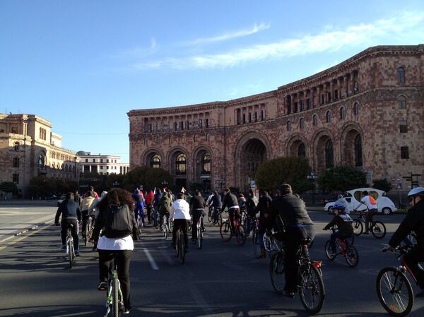 Велосипедное шествие в галстуках на улицах Еревана Велосипедное шествие в галстуках на улицах Еревана - Sputnik Армения