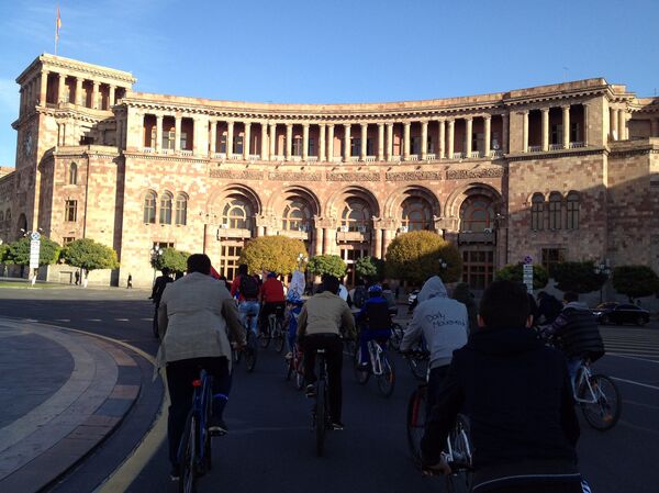 Велосипедное шествие в галстуках на улицах Еревана  - Sputnik Արմենիա