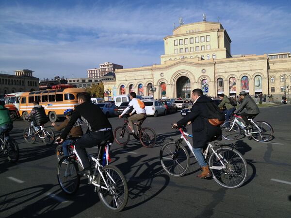 Велосипедное шествие в галстуках на улицах Еревана  - Sputnik Արմենիա