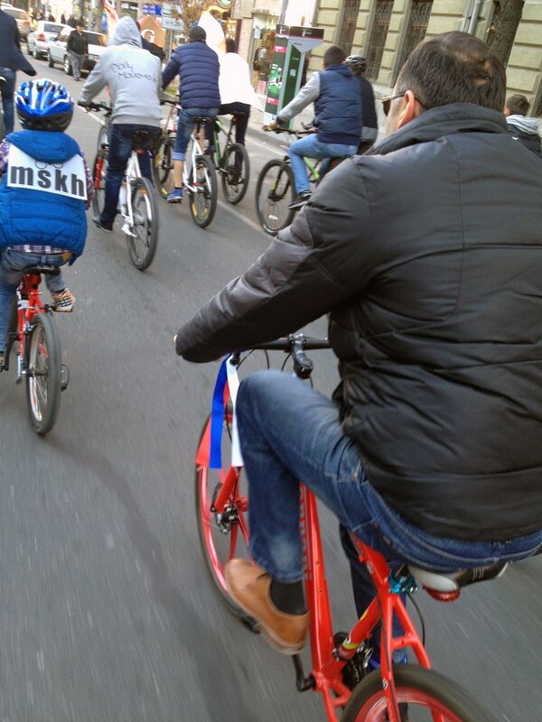 Велосипедное шествие в галстуках на улицах Еревана Велосипедное шествие в галстуках на улицах Еревана - Sputnik Армения